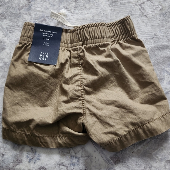New Baby Gap Baby Boy Khaki shorts 3-6 months - Picture 2 of 3